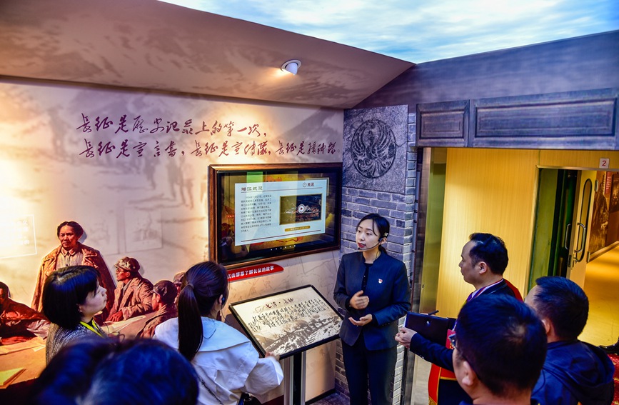 “延安號(hào)”紅色教育列車(chē)正式開(kāi)行。楊靜龍 攝