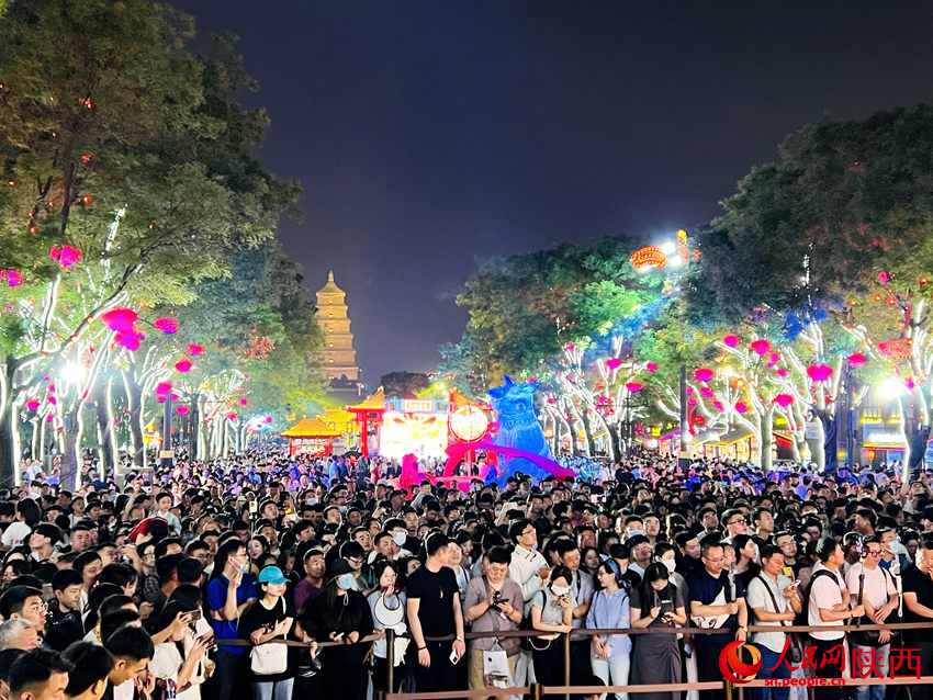 大唐不夜城景區(qū)內(nèi)游人如織。人民網(wǎng)孫挺 攝