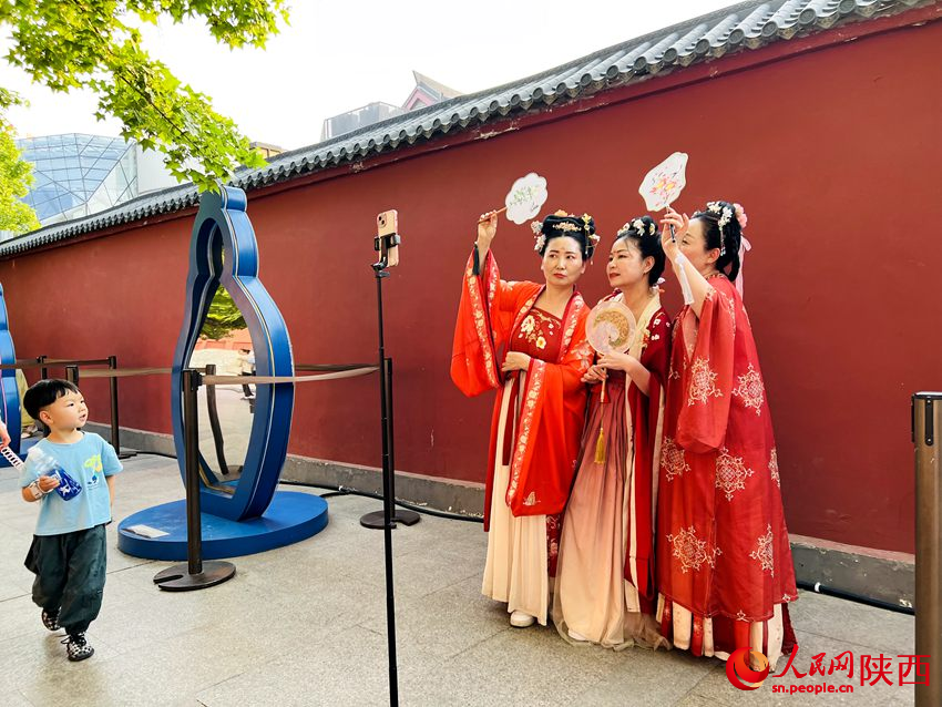 游客身著華服拍照留念。人民網(wǎng)孫挺 攝