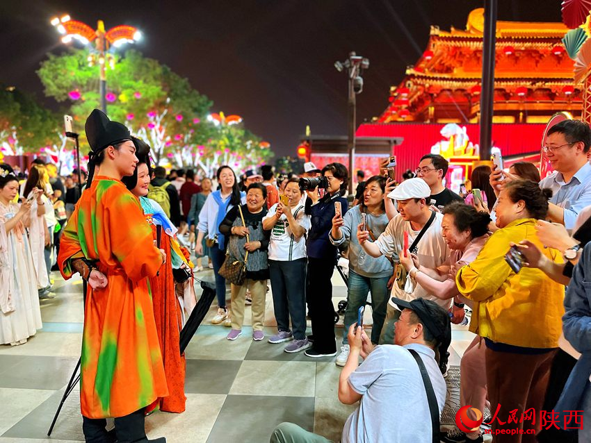 身著華服的景區(qū)工作人員吸引游客駐足拍照留念。人民網魏鑫 攝