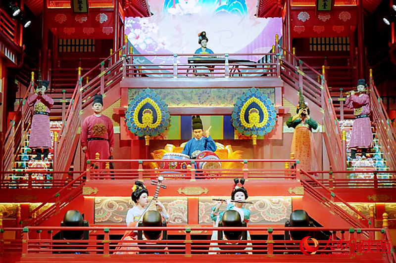 西安長安十二時辰主題街區(qū)“春水麗人?赴長安”演出現(xiàn)場，鼓聲陣陣、絲竹悠揚(yáng)，大唐燕樂起，盛世昌平出。