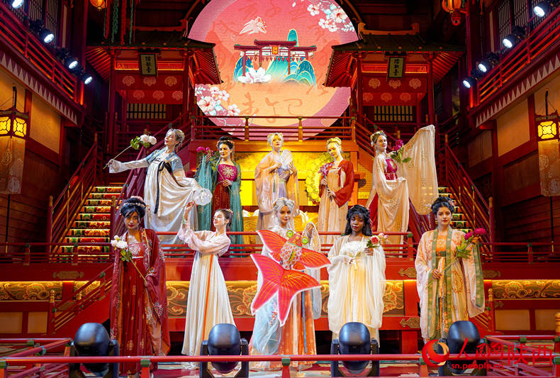 異域的面孔搭配著精致的漢服，多國(guó)麗人身著華服，演繹自己心中的東方美學(xué)。這既凸顯了漢服的多元適配，又彰顯了泱泱大國(guó)包容開(kāi)放的氣度。