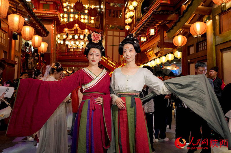 雕梁畫棟，茶寮酒肆，處處是唐風(fēng)雅韻，步步是秀麗美景美人。