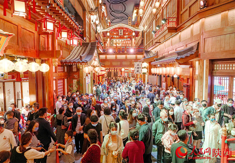 西安長(zhǎng)安十二時(shí)辰主題街區(qū)游人如織。