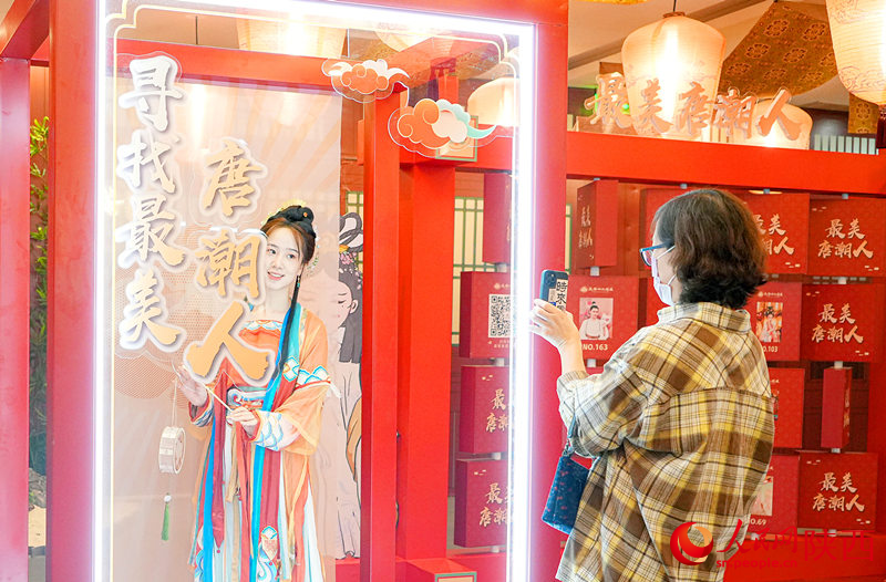 行走在主題街區(qū)內(nèi)，隨處可見身著漢服的游客。