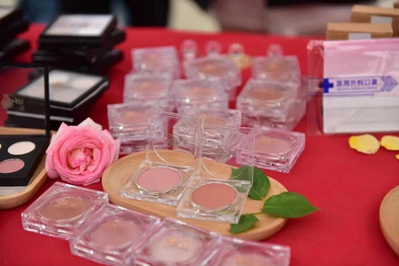 以薔薇花為原料，師生共同研制的腮紅和眼影。西安醫(yī)學(xué)院供圖