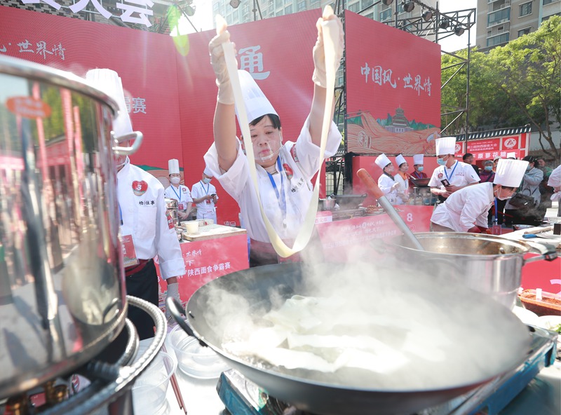 比賽現(xiàn)場選手們使出十八般武藝。 包鑫 攝