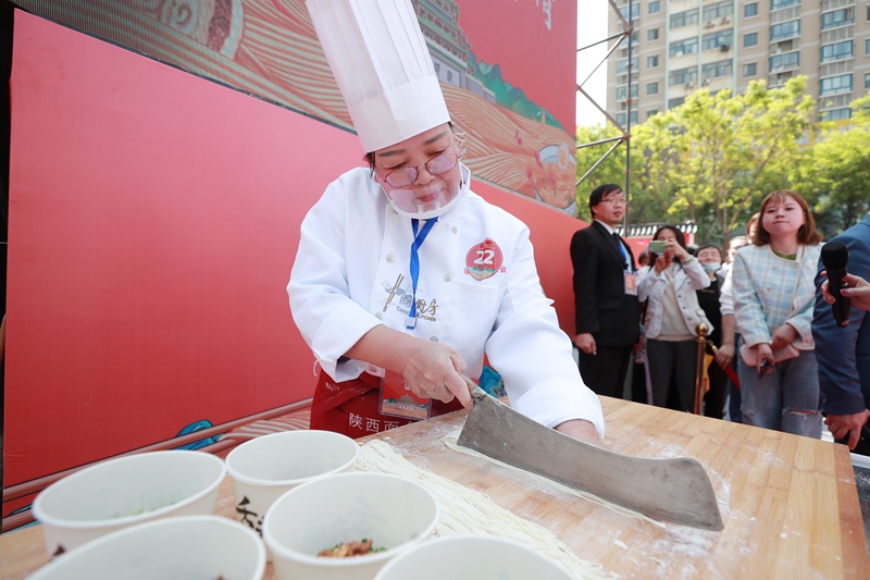 大廚們展示刀工。包鑫 攝