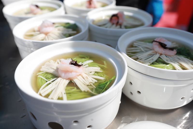 色、香、味俱全的面食等待評委品嘗 包鑫 攝