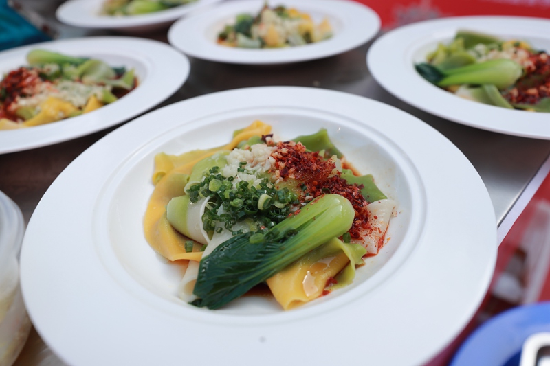 陜西地道的油潑扯面。包鑫 攝