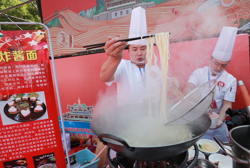 炸醬面出鍋嘍。包鑫 攝