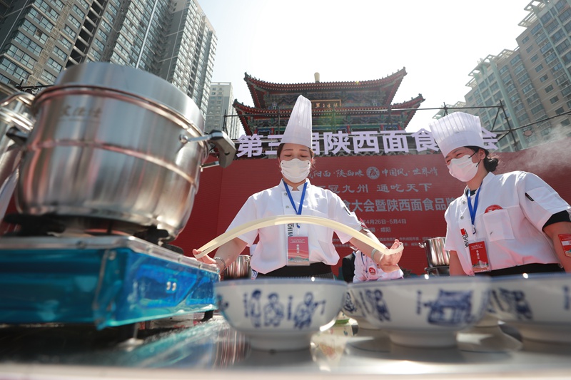 爭(zhēng)霸賽上選手展露伸手。包鑫 攝
