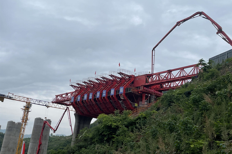 西十高鐵（陜西段）首孔移動(dòng)模架現(xiàn)澆梁完成澆筑。王苗苗 攝