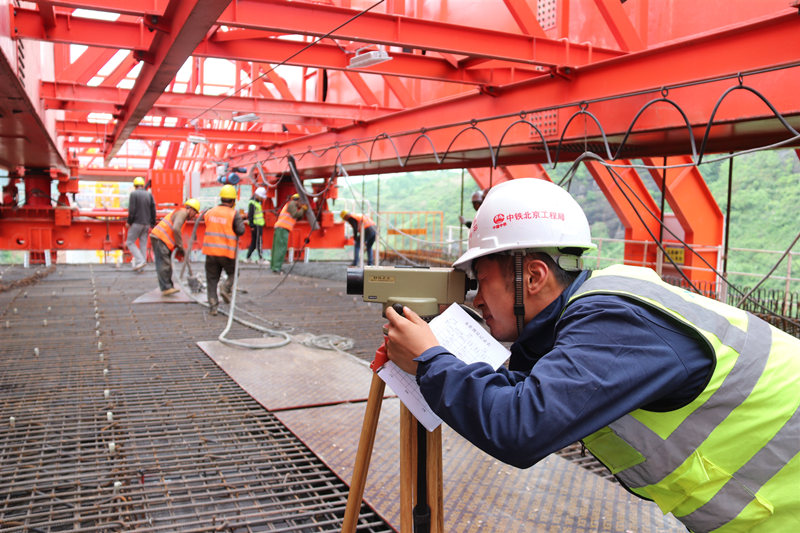 西十高鐵（陜西段）首孔移動(dòng)模架現(xiàn)澆梁完成澆筑。姜海舟 攝
