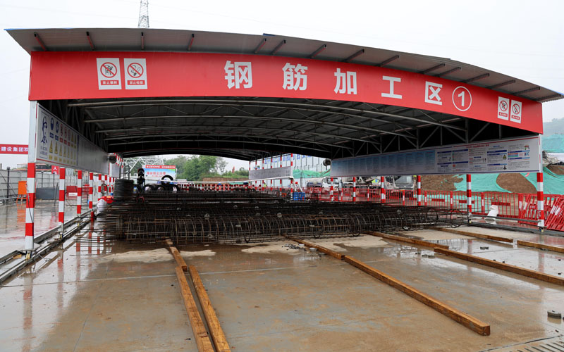 鋼筋加工區(qū)。萬國強(qiáng)攝