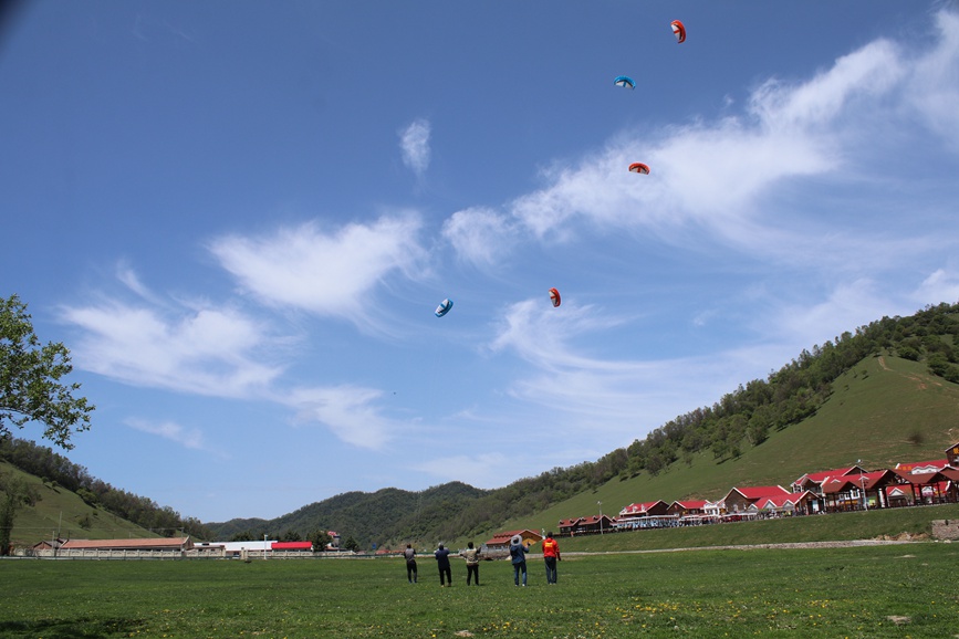 5月24日，2023寶雞清涼怡夏旅游季暨關(guān)山草原第五屆風(fēng)箏藝術(shù)節(jié)在關(guān)山草原景區(qū)舉辦。 高巖攝
