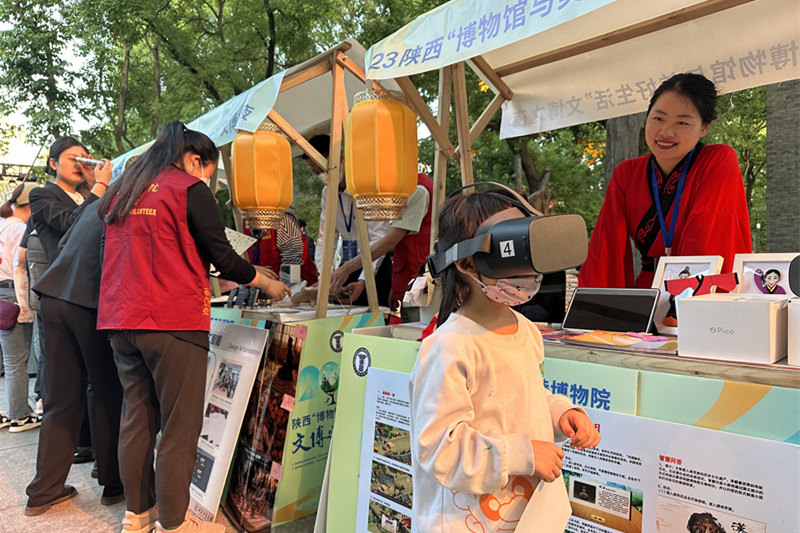 游客通過VR設(shè)備進(jìn)行沉浸式游覽。人民網(wǎng)記者 李志強(qiáng)攝