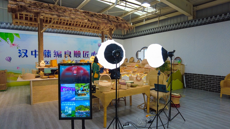 工廠內(nèi)產(chǎn)品直播間。