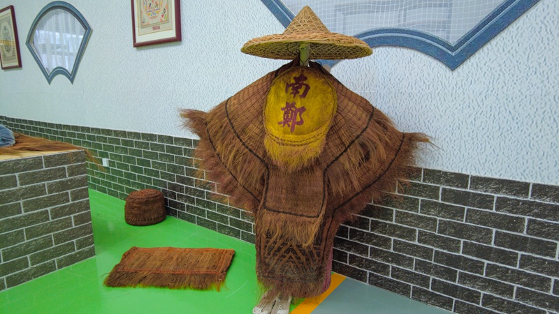 用現(xiàn)代編織工藝復(fù)原的斗笠蓑衣。