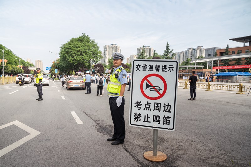 高考考場周邊交通管制，禁止鳴笛。孫崇明 攝