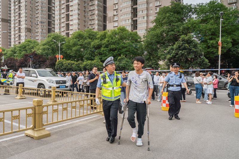 考生拄拐參考，西安交警暖心護送。孫崇明 攝