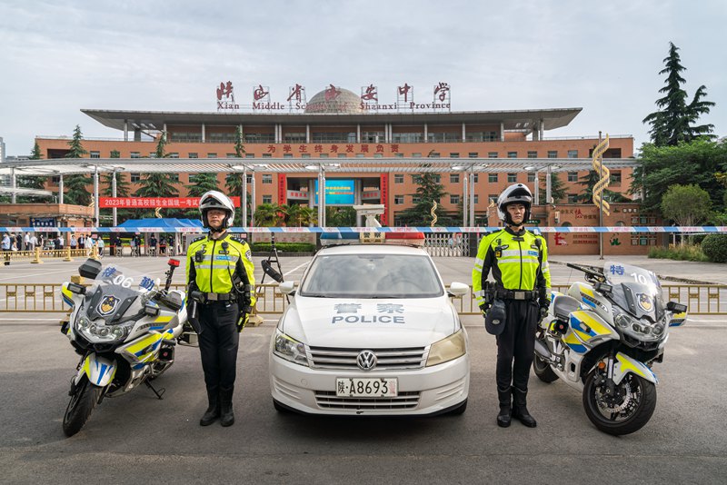考場(chǎng)外，西安交警不間斷值守。孫崇明 攝