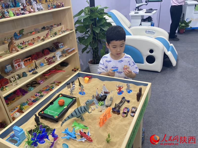 一位小朋友在玩具區(qū)玩耍。 人民網(wǎng) 吳德鋒攝