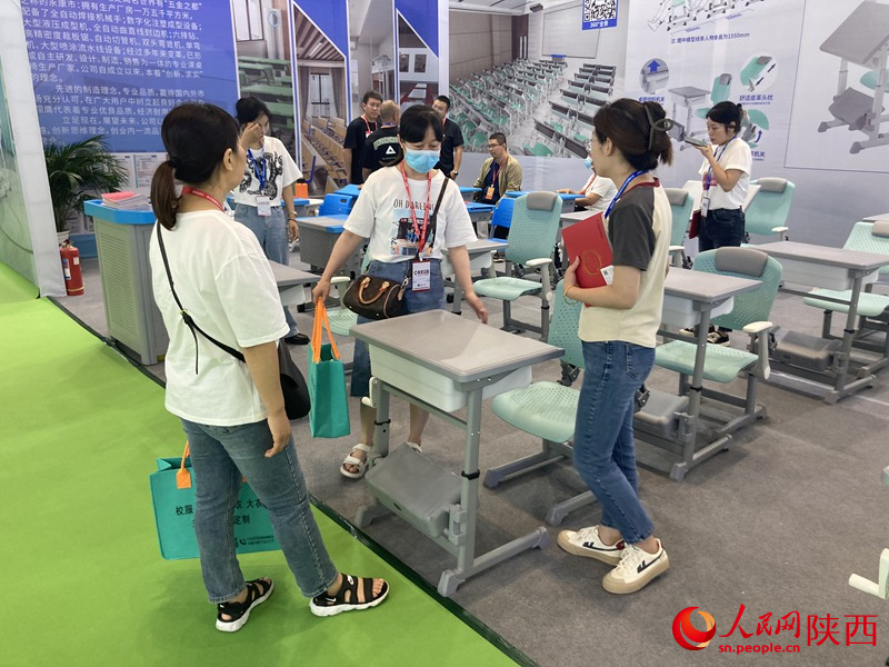 觀眾在了解課桌椅。人民網(wǎng) 吳德鋒攝 