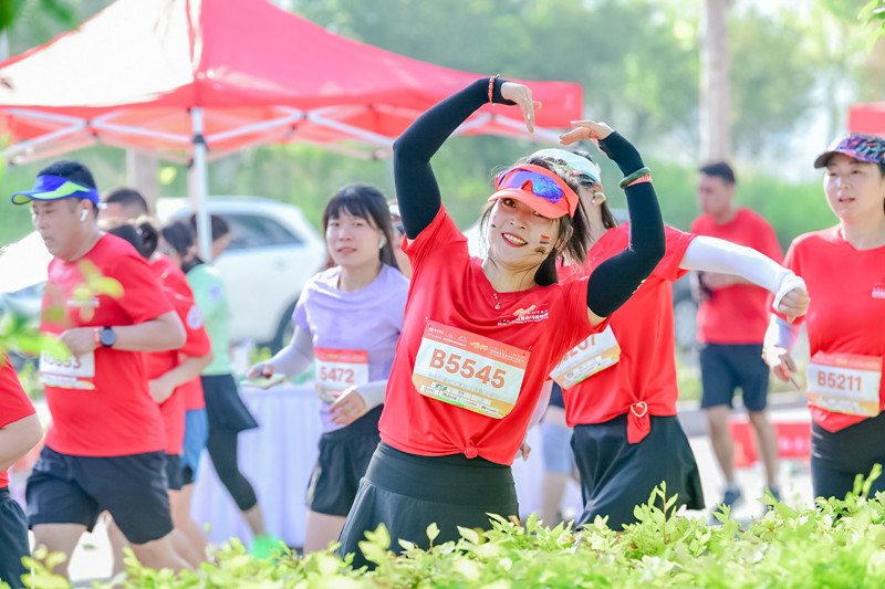 2023延安新區(qū)紅色半程馬拉松賽激情開賽。陜西體育集團(tuán)供圖