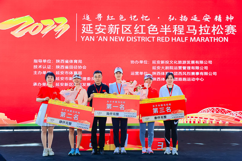 女子組前三名合影。陜西體育集團(tuán)供圖