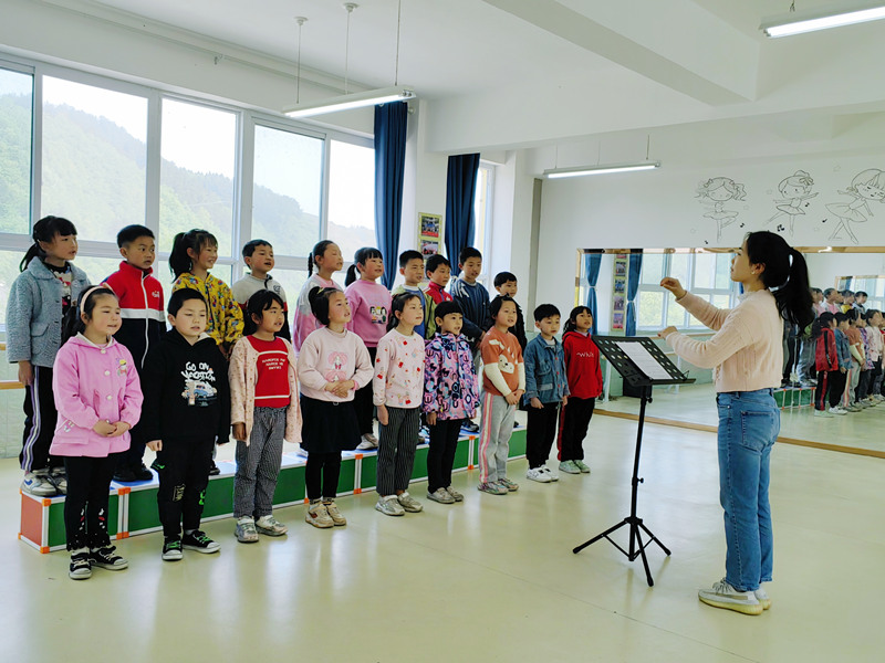 孟露在給孩子們上音樂課（資料圖）。