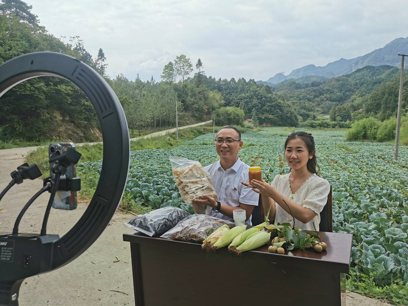 孟露聯(lián)合村干部通過多種形式助力農(nóng)產(chǎn)品銷售。