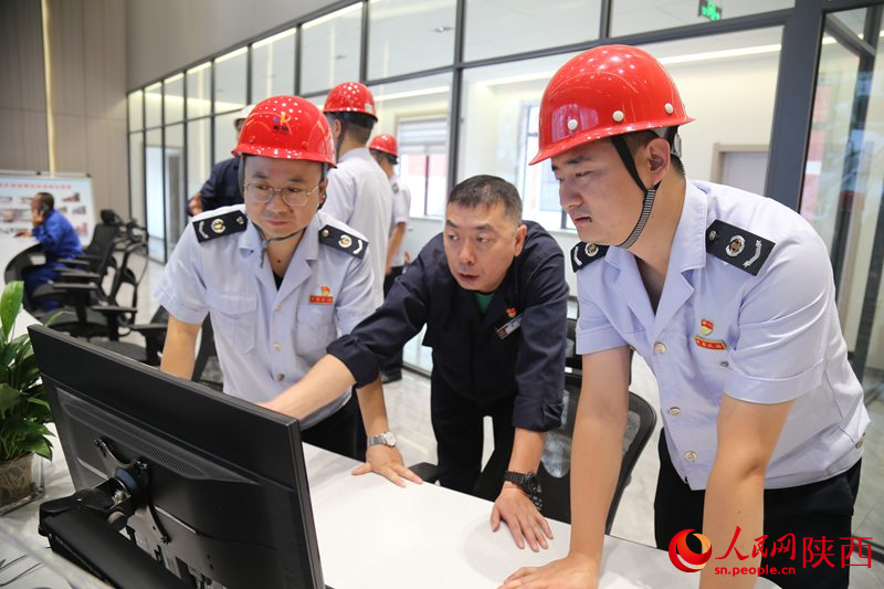 稅務(wù)干部在重點(diǎn)企業(yè)進(jìn)行稅收政策輔導(dǎo)。人民網(wǎng)記者王晴垣 攝