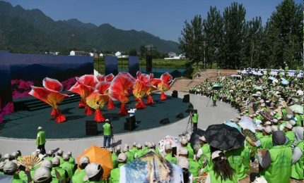 共同呵護(hù)秦嶺“父親山”秦嶺和合南北、澤被天下，是我國(guó)的中央水塔，是中華民族的祖脈和中華文化的重要象征。7月9日，“保護(hù)祖脈秦嶺 政協(xié)委員在行動(dòng)”啟動(dòng)儀式結(jié)束后，西安市政協(xié)委員們手持衛(wèi)生鉗和塑料袋，從鄠邑區(qū)蔡家坡藝術(shù)廣場(chǎng)，向秦嶺潭峪進(jìn)發(fā)，開(kāi)展清潔清理活動(dòng)，用實(shí)際行動(dòng)為保護(hù)秦嶺生態(tài)環(huán)境貢獻(xiàn)力量。