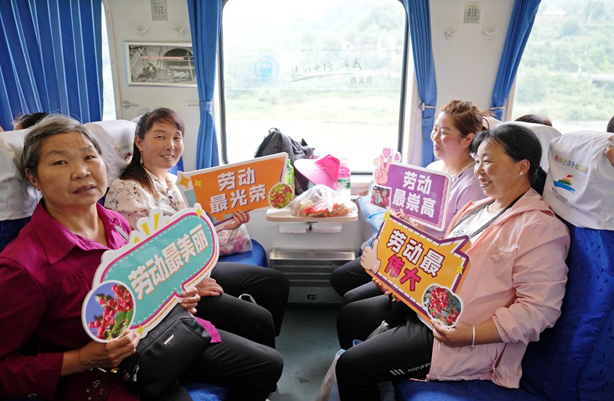 “采椒客”搭乘專列前往寶雞鳳縣。陳喆 攝