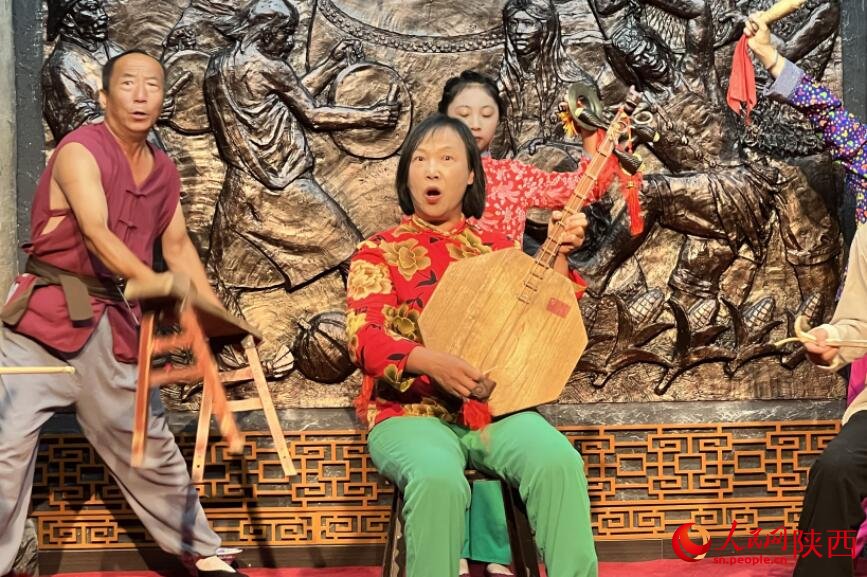張香玲和團(tuán)隊(duì)成員表演老腔曲目《關(guān)中古歌》。人民網(wǎng)記者 鄧楠攝