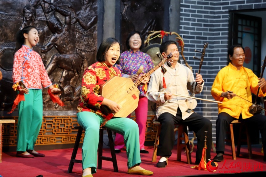 張香玲（前排中）帶著張丹彤（后排中）及團(tuán)隊(duì)成員進(jìn)行老腔表演。人民網(wǎng)記者 孫挺攝