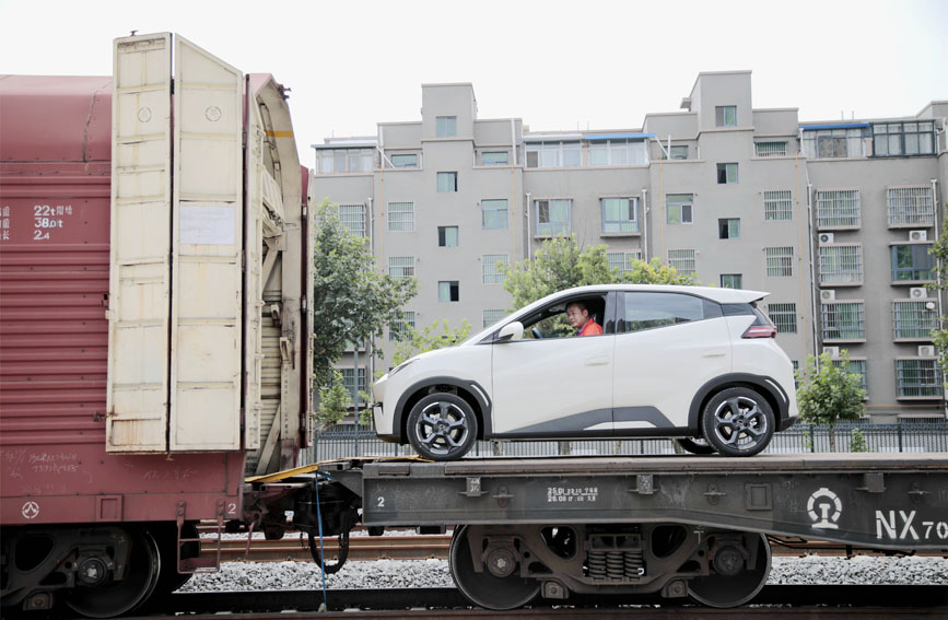 小汽車有序駛?cè)牖疖囓噹?。馬澤旭攝