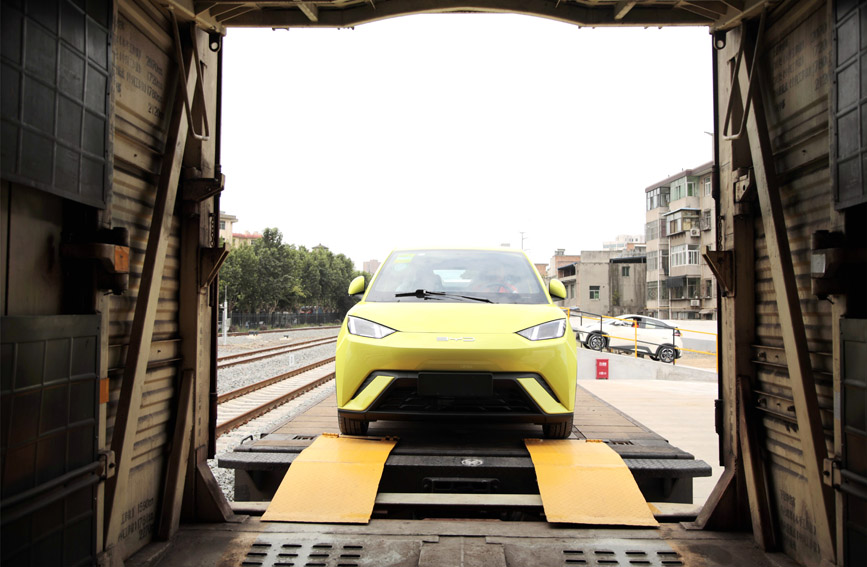 小汽車有序駛入火車車廂。馬澤旭攝