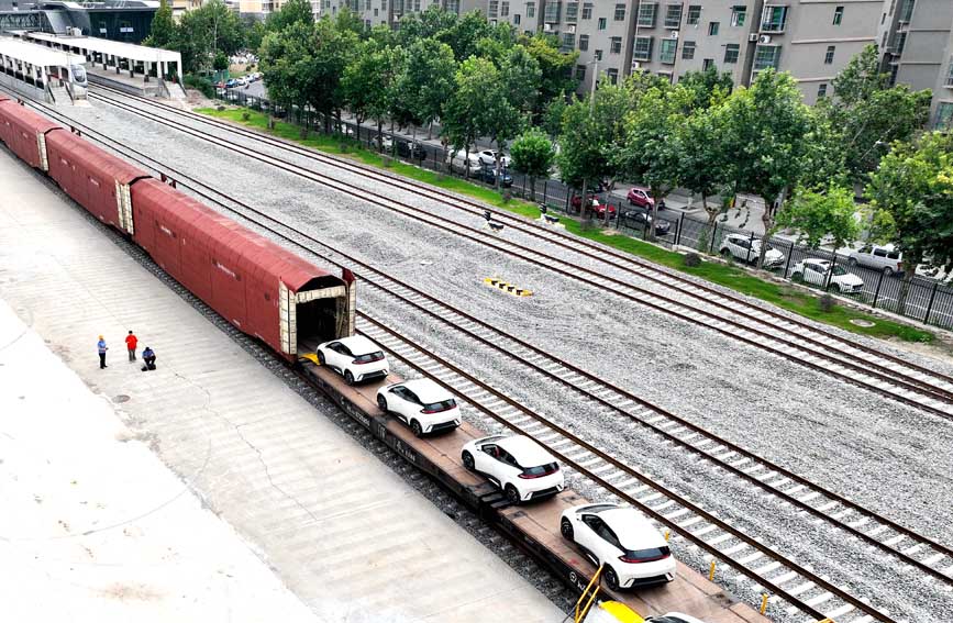 一輛輛小汽車有序駛?cè)牖疖囓噹?。馬澤旭攝