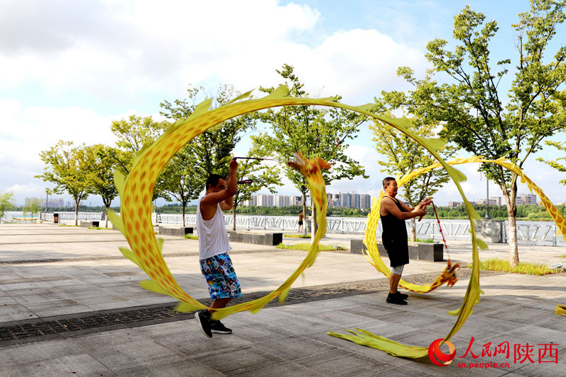 市民在天漢濕地公園健身舞龍。人民網(wǎng)記者 孫挺攝