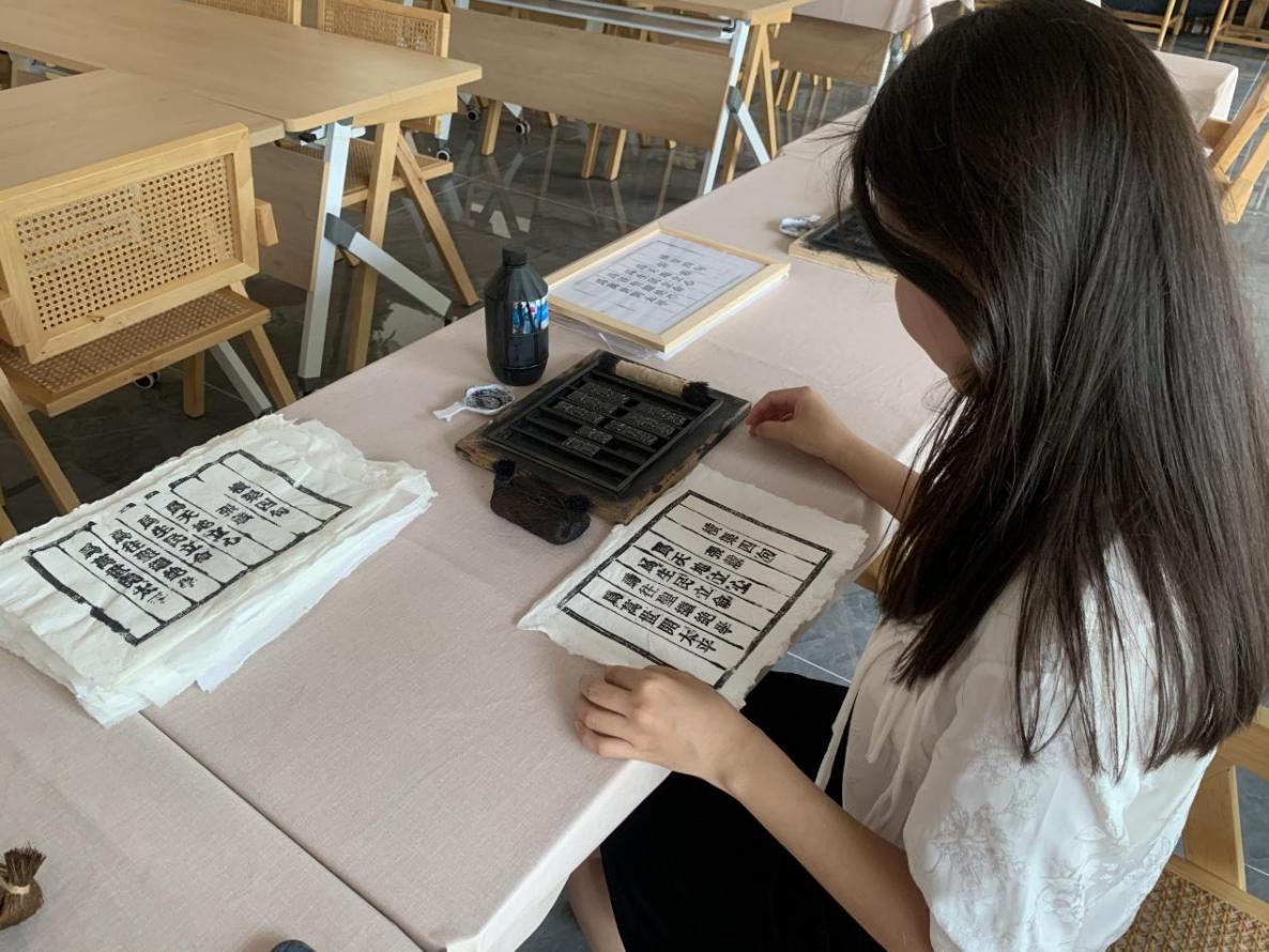 游客在漢江書院體驗(yàn)書法。