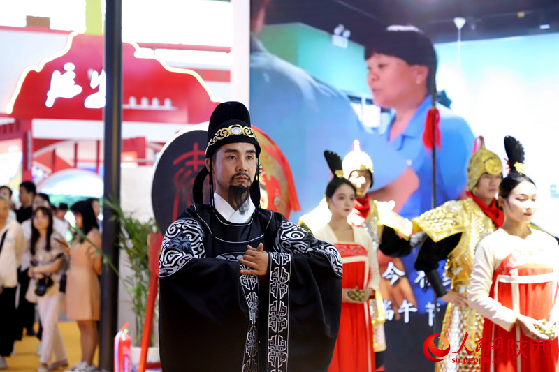 產(chǎn)業(yè)成果館內(nèi)咸陽展區(qū)進(jìn)行文旅推介。人民網(wǎng)記者 孫挺攝