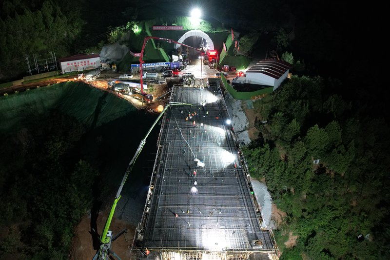 西十高鐵全線體型最大道岔連續(xù)梁順利澆筑。姜海舟攝