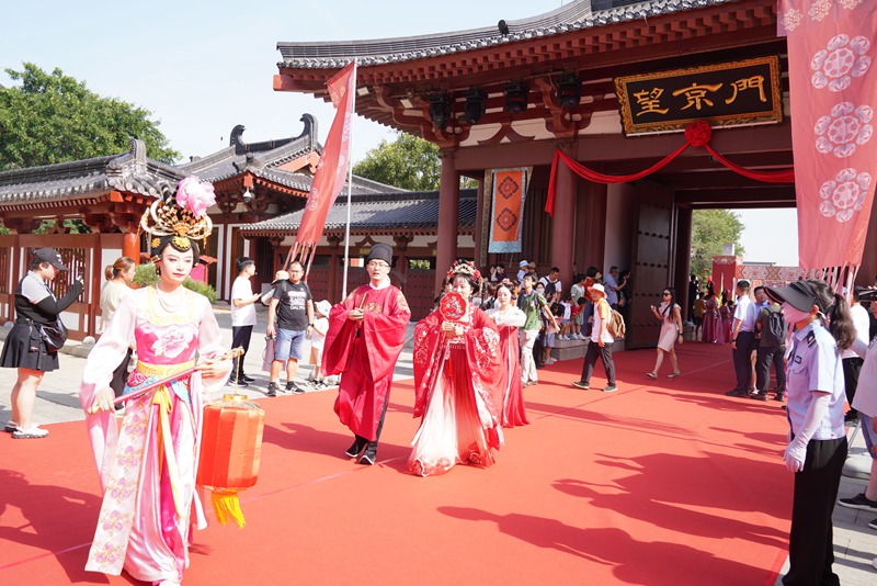 新人著鳳冠霞帔體驗唐代傳統(tǒng)婚禮儀式。王三合 攝