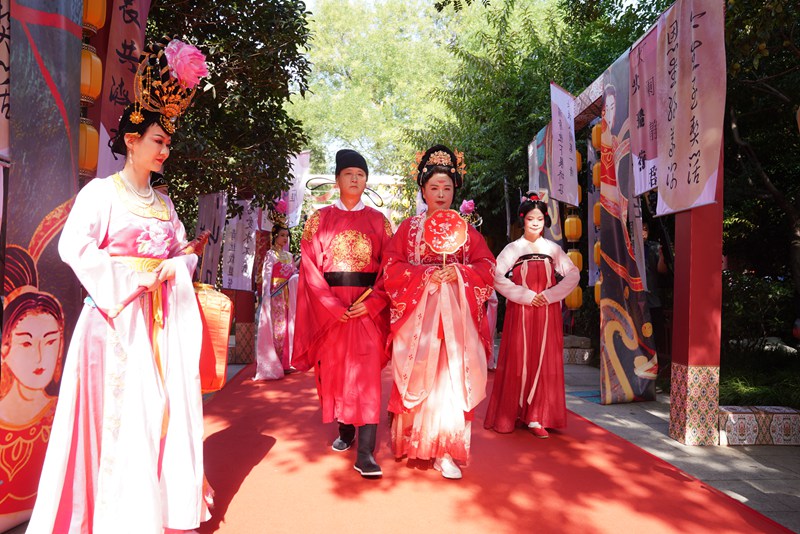 新人著鳳冠霞帔體驗唐代傳統(tǒng)婚禮儀式。王三合 攝