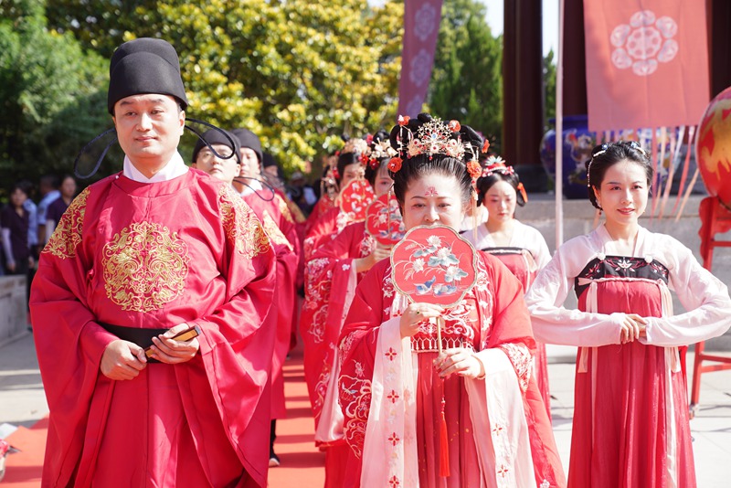 新人著鳳冠霞帔體驗唐代傳統(tǒng)婚禮儀式。王三合 攝