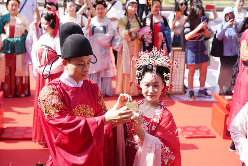 新人著鳳冠霞帔體驗唐代傳統(tǒng)婚禮儀式。王三合 攝