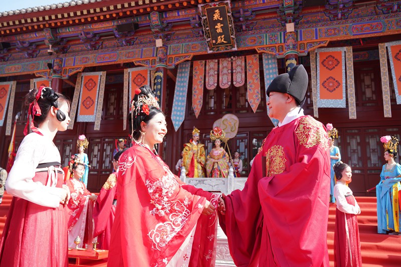 新人著鳳冠霞帔體驗(yàn)唐代傳統(tǒng)婚禮儀式。王三合 攝