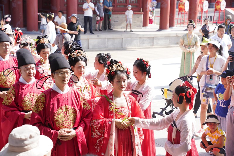 新人著鳳冠霞帔體驗唐代傳統(tǒng)婚禮儀式。王三合 攝
